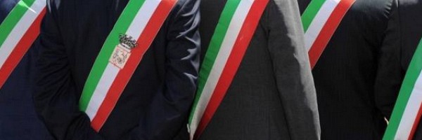 La sfida della democrazia locale: Antonio Decaro e l'appello per superare i limiti dei mandati nei Comuni